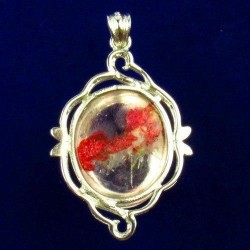 Une merveille. Lodolite quartz fantome rouge et jaune au paysage splendide. Pièce unique monté sur son cerclage en pendentif.
