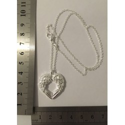 pendentif ange gardien veille sur vous en vous entourant de ses aile d'ange en forme de coeur