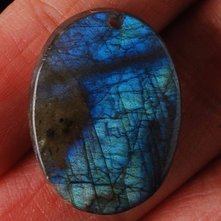 Pendentif en labradorite montée avec sa griffe.
Pierres tout en reflets.
20 x 15 x 6 mm
Tour de cou en cuir noir avec sa chai