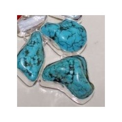 Turquoise howlite corail et perles. Une merveille que ce collier somptueux.  Fait à la main. Monté sur argent massif 925 poinçon