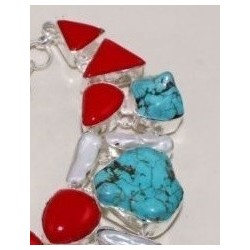 Turquoise howlite corail et perles. Une merveille que ce collier somptueux.  Fait à la main. Monté sur argent massif 925 poinçon