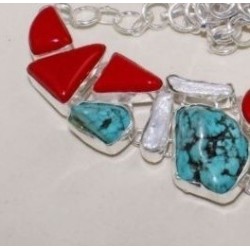 Turquoise howlite corail et perles. Une merveille que ce collier somptueux.  Fait à la main. Monté sur argent massif 925 poinçon