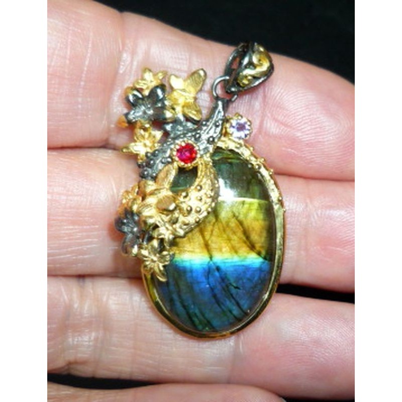 Pendentif somptueux : pièce créateur. Belle Labradorite entourée d'améthyste & Grenat. Argent Massif 925 / plaqué Or, Black Rhod