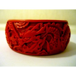 Bracelet du Tibet en pate de corail. Magnifique dragon + phoenix qui font tout le tour du bracelet. Bracelet large. 6,5 cm intér