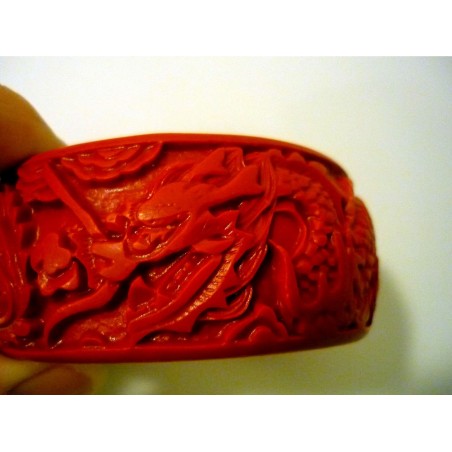 Bracelet du Tibet en pate de corail. Magnifique dragon + phoenix qui font tout le tour du bracelet. Bracelet large. 6,5 cm intér