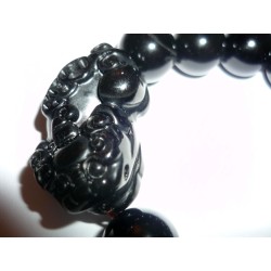 Bracelet aux 12 perles de 14mm. en jade noir avec son dragon porte-bonheur. 1 statuette dragon 35 x 20 x 13mm. Poids : 55 gramme