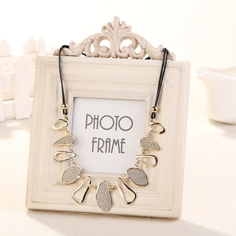 Collier métal avec ses plaques en strass de Bohème blanc