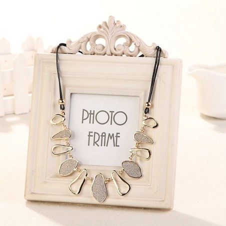 Collier métal avec ses plaques en strass de Bohème blanc