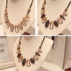 Collier métal avec ses plaques en strass de Bohème blanc