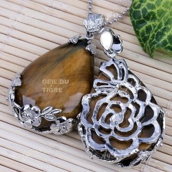 Pendentif forme ovoïde sur une armature métal.
très décoré avec ses fleurs à sa base

Existe en 5 pendentifs différents :

