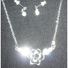 Parure avec collier en forme de fleur et ses strass + boucles d'oreilles argentées