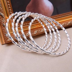 1 bracelet rigide argenté torsadé - Diamètre 67mm. Petit prix tout doux