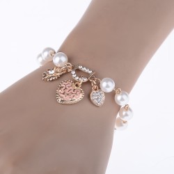 Bracelet fantaisie avec son coeur central et ses perles