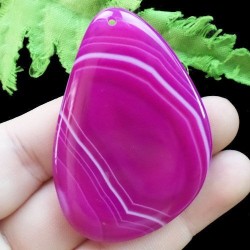 Ce pendentif en agate rose est monté avec sa bélière et est également pourvu d'un centre blanc distingué, qui pourra s'accorder 