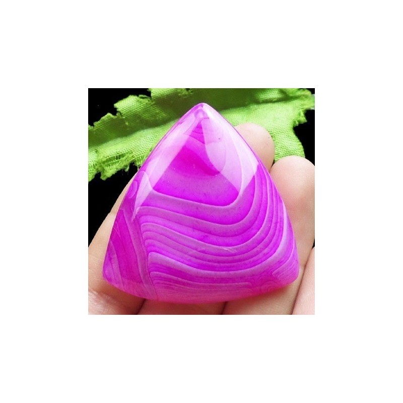 Pendentif triangulaire en agate rose monté avec sa bélière||Pendentif triangulaire en agate rose monté avec sa bélière