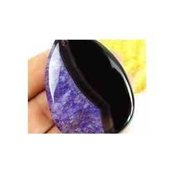Pendentif en agate bleue/violette et noire monté avec sa bélière