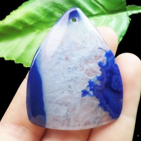 Pendentif en agate bleue et blanche druzy monté avec un anneau||Pendentif en agate bleue et blanche druzy monté avec un anneau