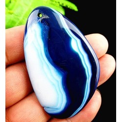 Pendentif triangulaire en agate bleue monté sur bélière