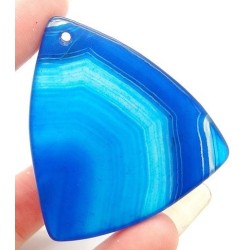 Pendentif triangulaire en agate bleue monté avec sa bélière