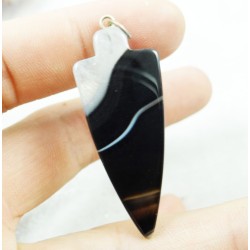 Ce pendentif est fourni avec son cordon de cuire noir pour s'allier aux couleurs noire et blanche de l'agate qui pourra être por
