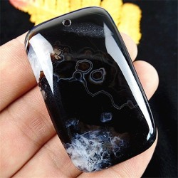 Cette agate aux trois couleurs, répondant aux noms de blanc, marron et noir vous accompagnera sur tous vos choix vestimentaires,