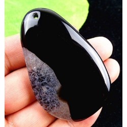 Cette agate bicolore blanche et noire est montée avec son anneau, les couleurs sobres permettront de la porter en toutes occasio