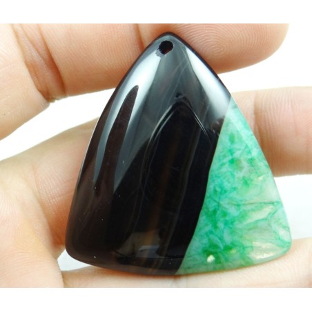 Cette agate verte et noire de belle taille s'alliera parfaitement à vos tenues pour toutes les occasions, elle est montée avec u