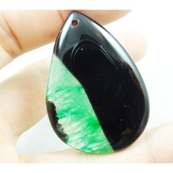 Cette agate, de belle taille, est verte et noire, montée avec sa bélière pour un rendu classe et sobre, tout en gardant des coul