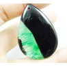 Cette agate, de belle taille, est verte et noire, montée avec sa bélière pour un rendu classe et sobre, tout en gardant des coul