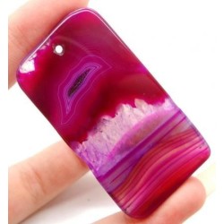 Ce pendentif constitué d'une agate rouge et fournie ainsi que monté avec son anneau pour le convertir en collier au moyen d'une 