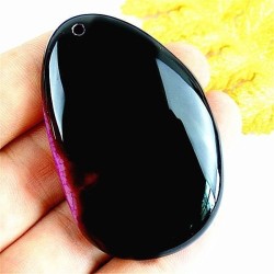 Ce pendentif en agate noire et rose, ainsi que sa bélière est de belle facture, elle accompagnera toutes vos envies vestimentair