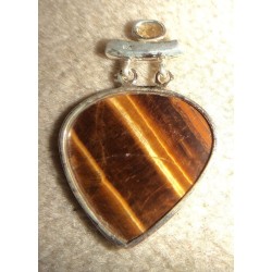 Ce pendentif en argent massif est une rare pièce de créateur poinçonnée .925 et s'accompagne d'oeil de tigre et de citrine pour 