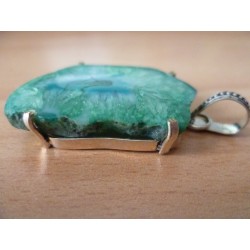 Pendentif en quartz solaire. : Pièce unique. Vert cristallin avec son anneau fantaisie.
hauteur totale : 6cm.Pierre 4x3cm.Argen