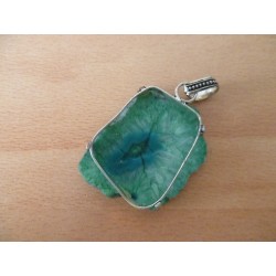 Pendentif en quartz solaire. : Pièce unique. Vert cristallin avec son anneau fantaisie.
hauteur totale : 6cm.Pierre 4x3cm.Argen
