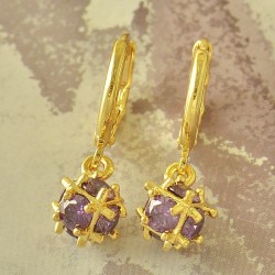 Plaqué or pour ces Boucles d'oreilles zirconium violet "en cage"